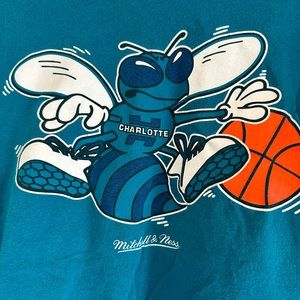Mitchell n ness charlotte hornets tee used up size XXL